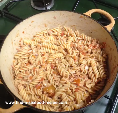 combined tuna, tomato and pasta